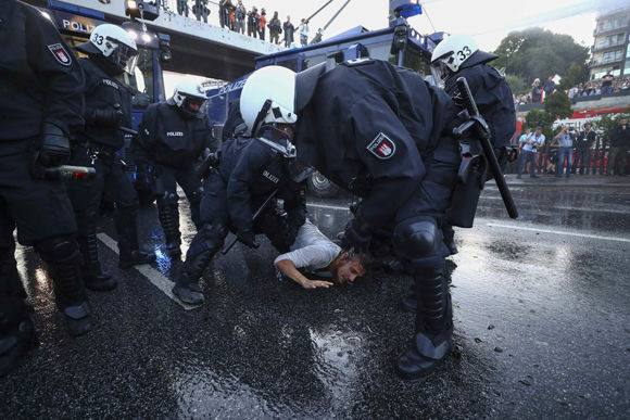 La situación ha desbordado a la policía de Hamburgo, que ha solicitado refuerzos de todo el país para contener las protestas. Foto: Reuters.